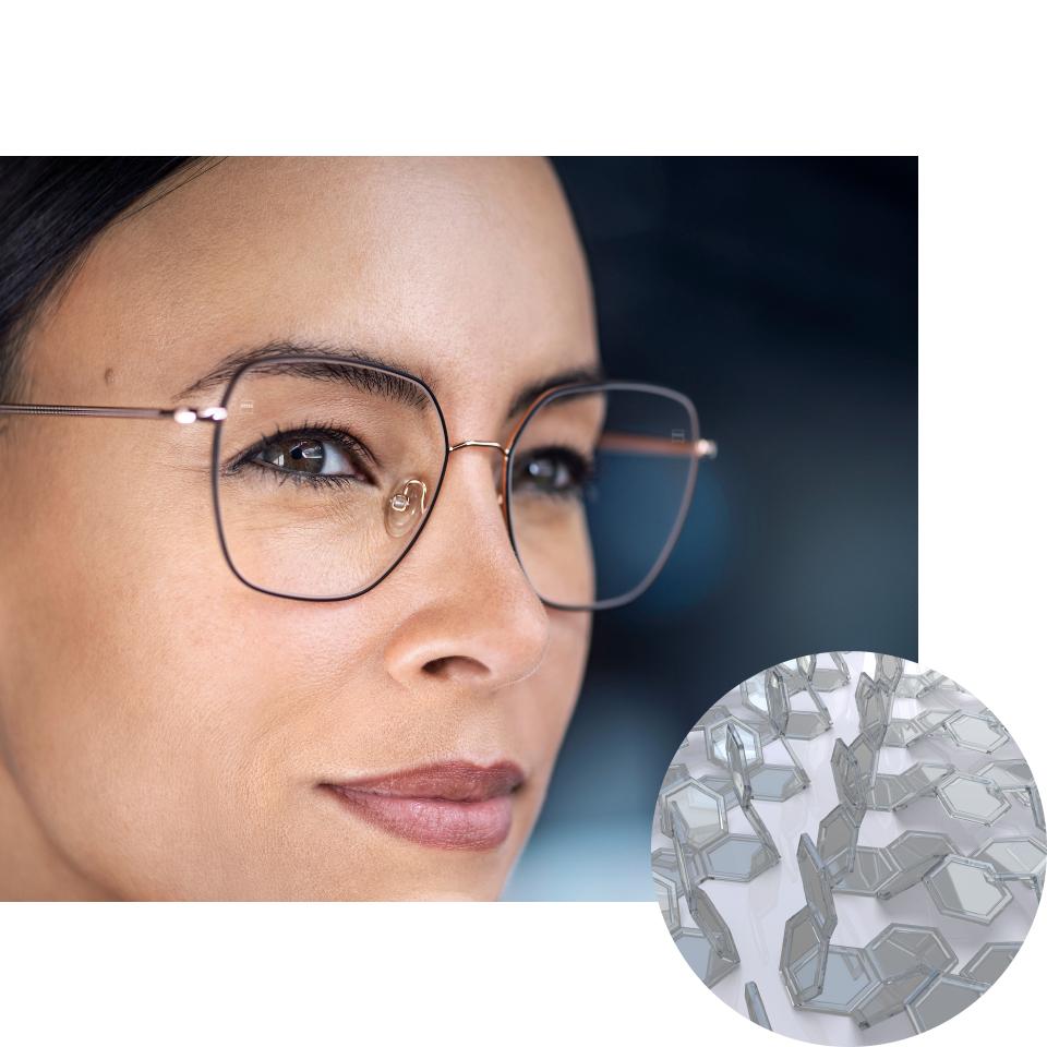 Mulheres de óculos com ZEISS PhotoFusion X no estado incolor, com uma visualização dos compostos de corantes dobrados. 