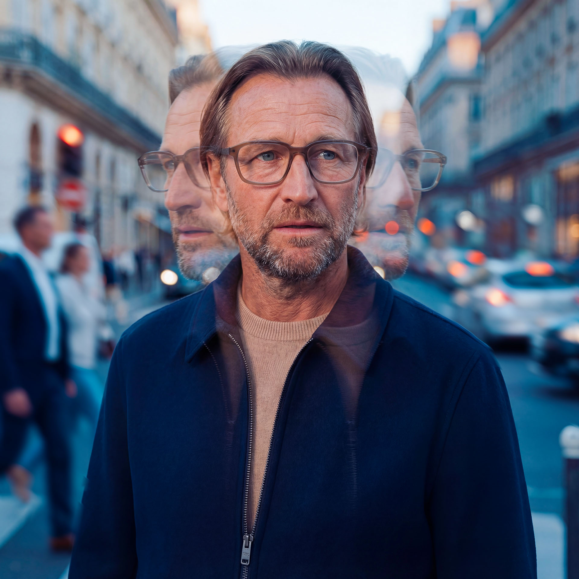 Pessoa usando óculos convencionais em uma rua movimentada com efeitos de múltiplas exposições. 