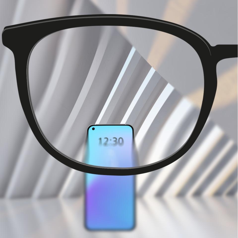 Cursor mostrando uma lente convencional à esquerda, com distorções nas extremidades, comparada a uma lente premium à direita, que oferece uma visão nítida e sem distorções em toda a lente.