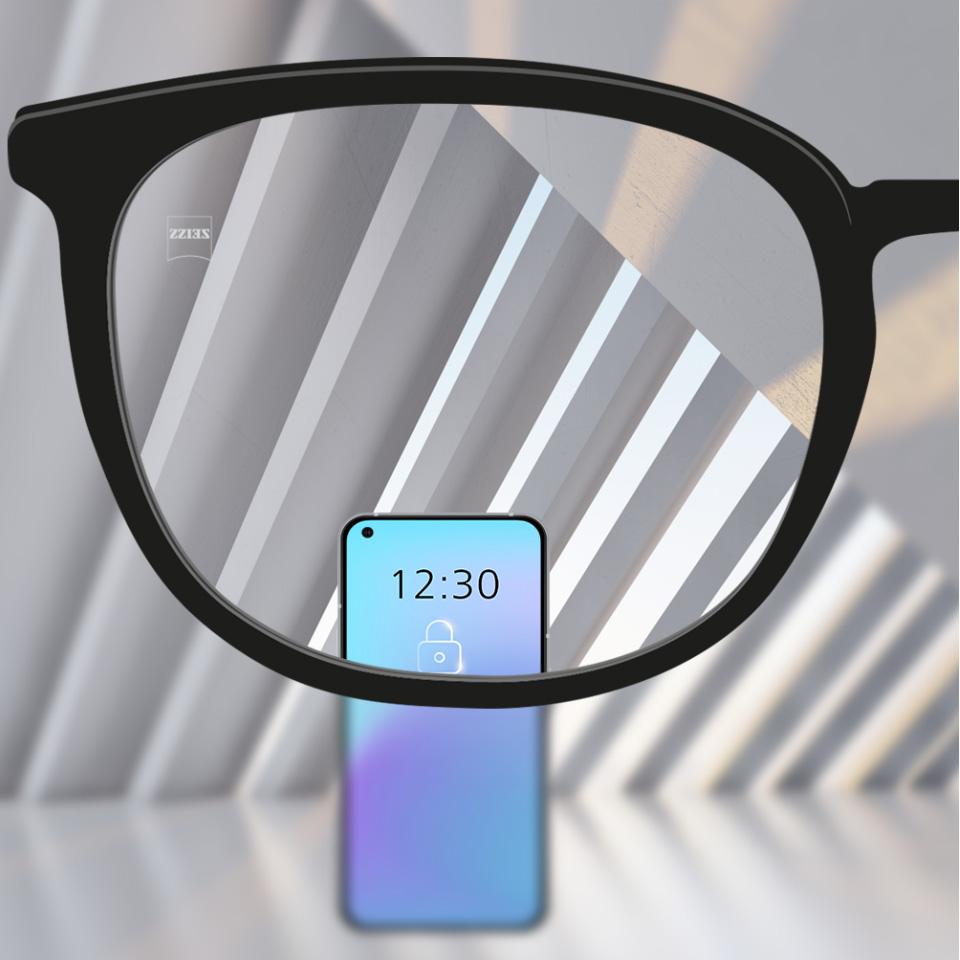 Cursor mostrando uma lente convencional à esquerda, com distorções nas extremidades, comparada a uma lente premium à direita, que oferece uma visão nítida e sem distorções em toda a lente.