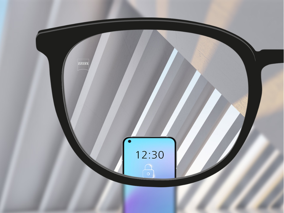 Ilustração esquemática da visão através de uma lente de visão simples ZEISS SmartLife, mostrando objetos distantes e um smartphone sem nenhuma distorção nas extremidades. 