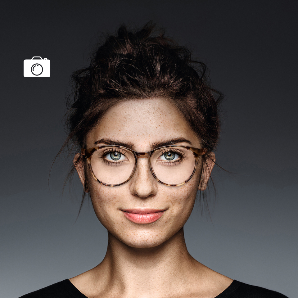 A mesma mulher usando lentes incolores, vistas através de uma lente de câmera normal e uma lente de câmera UV. Com a câmera UV, a lente parece preta – indicando que os raios UV não conseguem atravessá-la.  