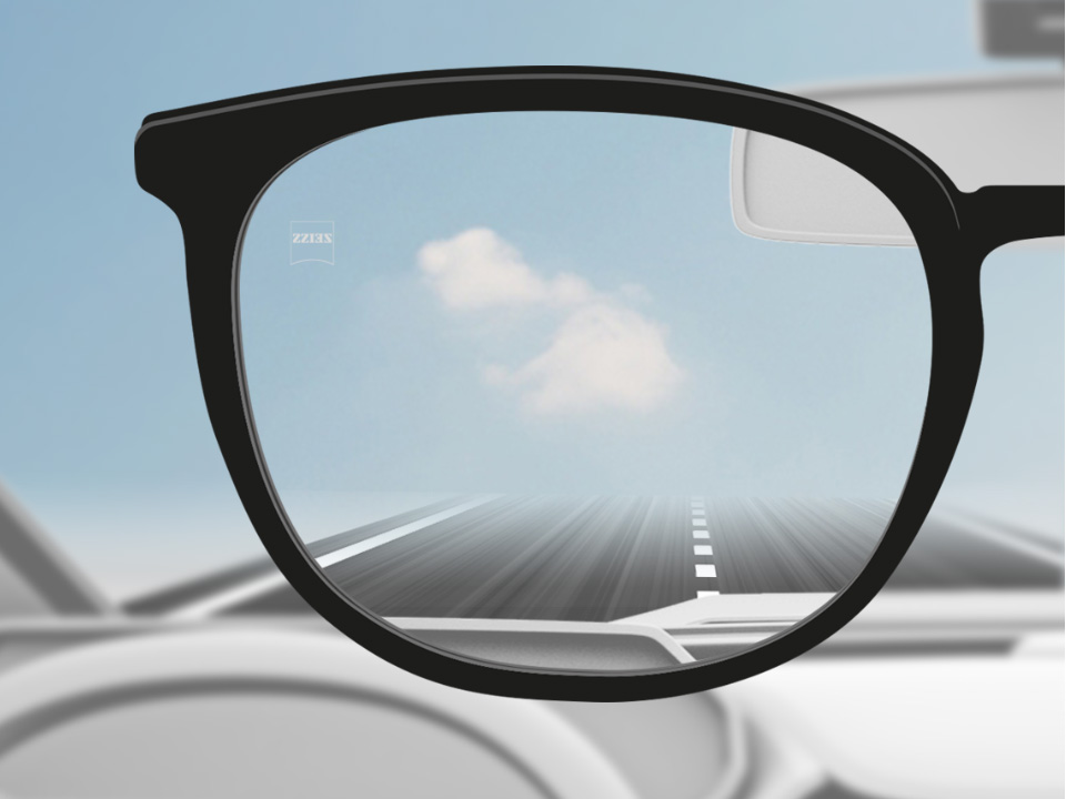 Imagem do ponto de vista de um motorista dirigindo com lentes ZEISS Single Vision DriveSafe e a lente totalmente nítida. 