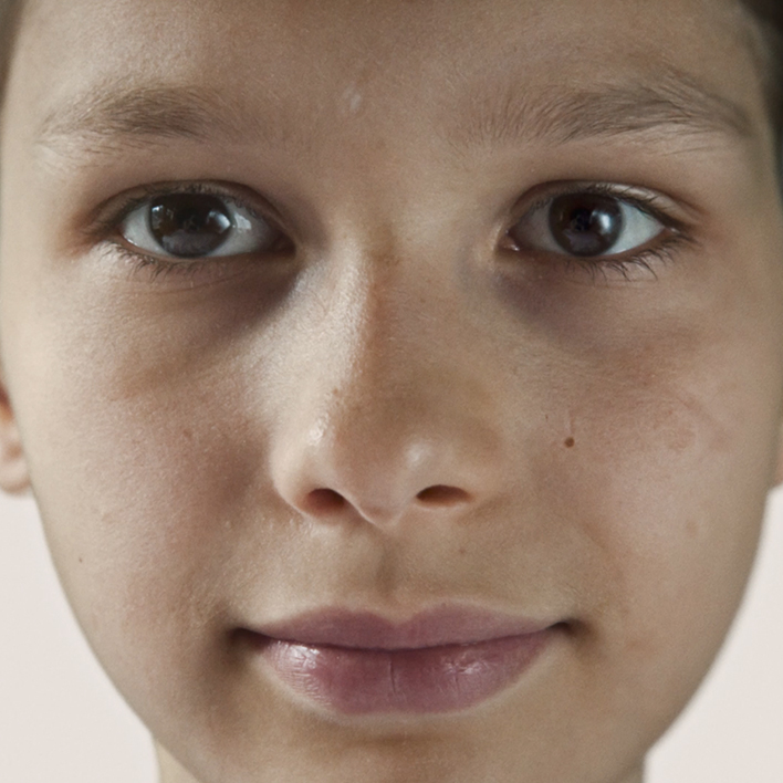 Rosto de criança se transformando em um adolescente e em um adulto.